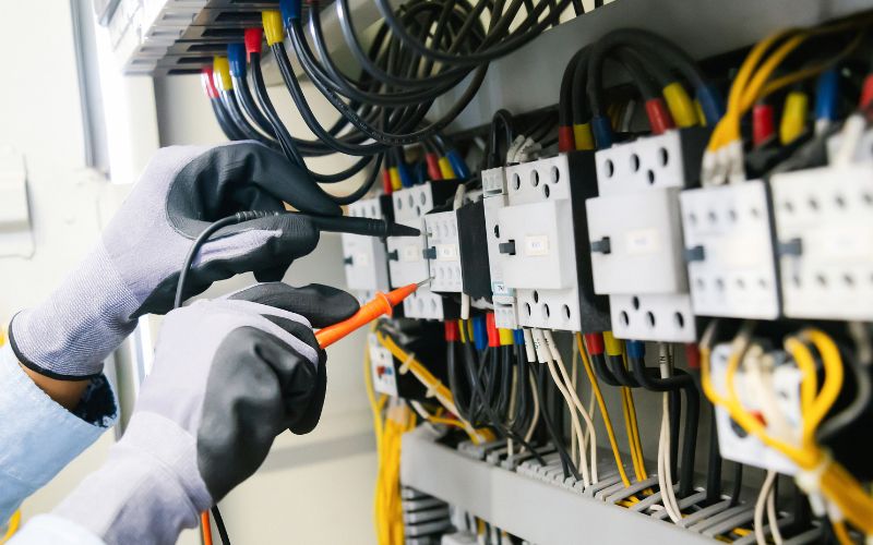 Quy trình thiết kế tủ điện công nghiệp đúng tiêu chuẩn 3 Lắp ráp thiết bị theo hồ sơ bản vẽ